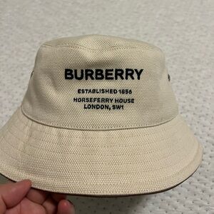 Burberry bucket hat